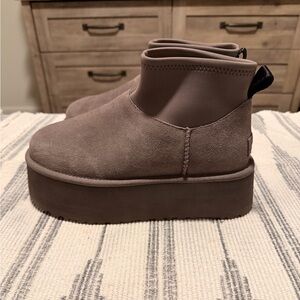 UGG women’s boots (LIKE NEW)